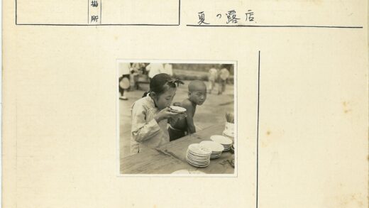 孩童饮水与户外生活场景.jpg