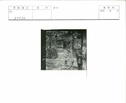 孩童鸟笼树前公鸡建筑背景.jpg
