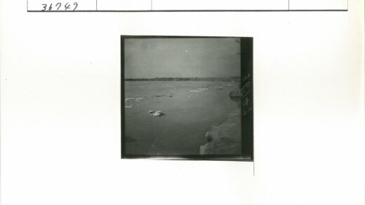 宁静冰湖远岸风光.jpg
