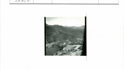 宁静山村冬日炊烟.jpg