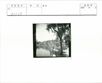 宁静山水间传统建筑风光.jpg