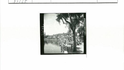 宁静山水间传统建筑风光.jpg