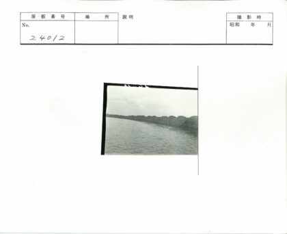 宁静水域与丘陵风光.jpg