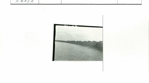 宁静水域与丘陵风光.jpg