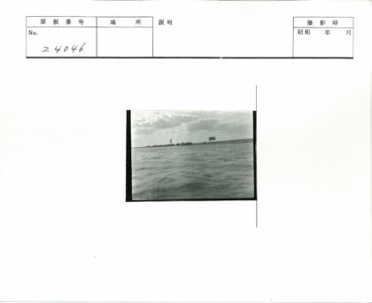 宁静水域与多云天空.jpg