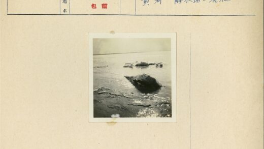 宁静水域岩石倒影.jpg