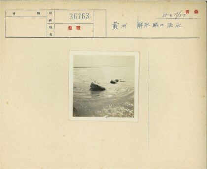 宁静水域的岩石与地平线.jpg