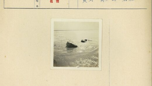 宁静水域的岩石与地平线.jpg