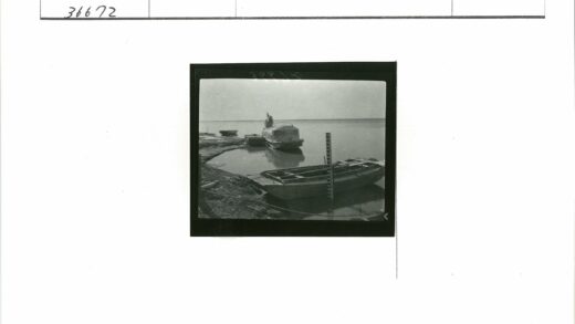 宁静水岸停泊小船.jpg