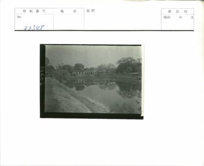 宁静水岸建筑与绿树倒影.jpg