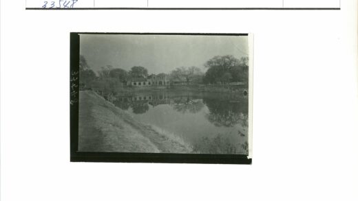 宁静水岸建筑与绿树倒影.jpg