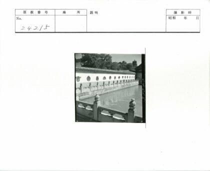 宁静水岸桥影与古建筑风光.jpg