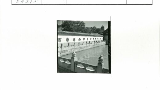 宁静水岸桥影与古建筑风光.jpg