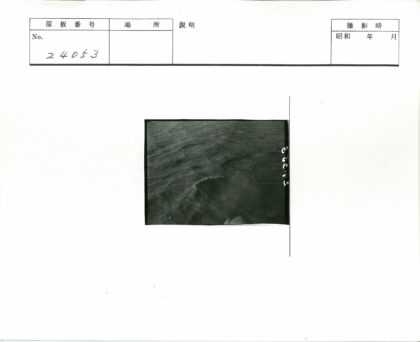 宁静水波黑白摄影.jpg