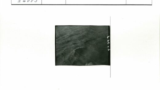 宁静水波黑白摄影.jpg