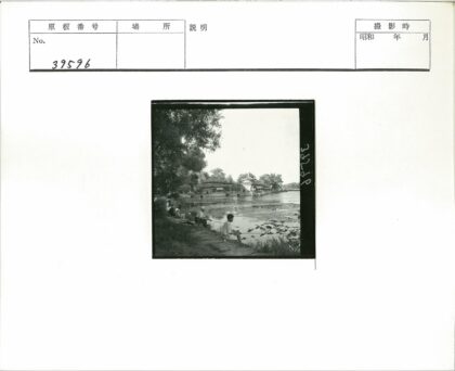 宁静水畔垂钓与历史建筑.jpg