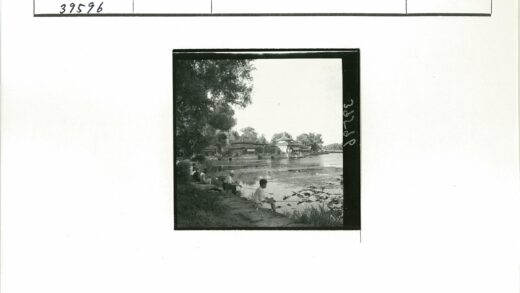宁静水畔垂钓与历史建筑.jpg