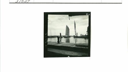 宁静水边帆船码头风景.jpg