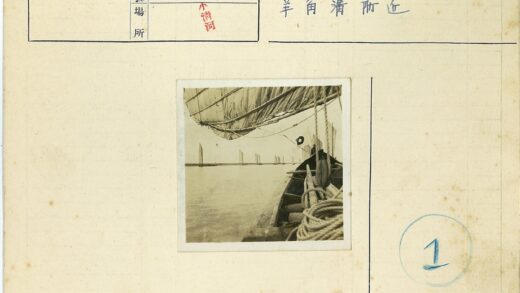 宁静水面上的帆船与船桨.jpg