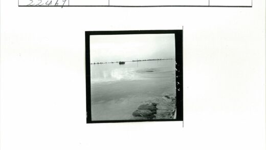 宁静水面与沙袋海岸.jpg