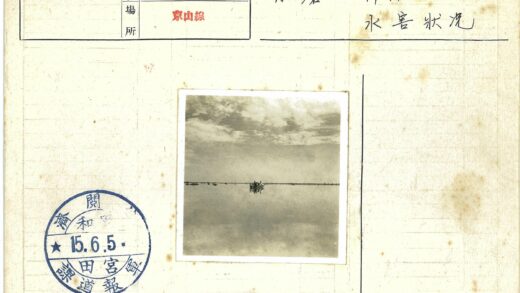 宁静水面小船与云天.jpg