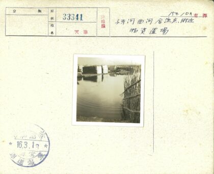 宁静池塘与乡村栅栏景色.jpg