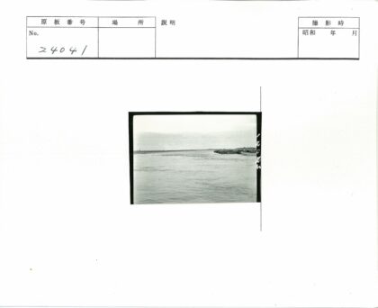 宁静河岸与停泊小船.jpg