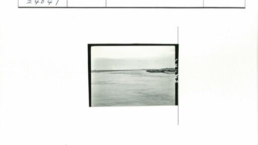 宁静河岸与停泊小船.jpg