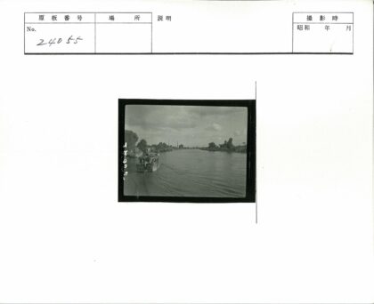 宁静河岸与停泊的船.jpg