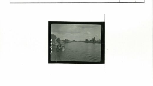 宁静河岸与停泊的船.jpg
