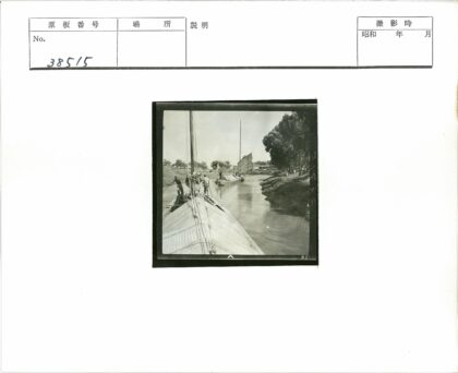 宁静河岸帆船工作场景.jpg
