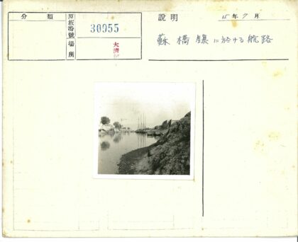 宁静河岸船只倒影.jpg