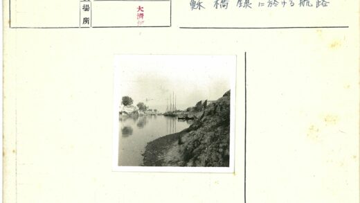 宁静河岸船只倒影.jpg