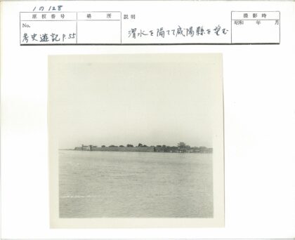 宁静河岸远眺树影建筑.jpg