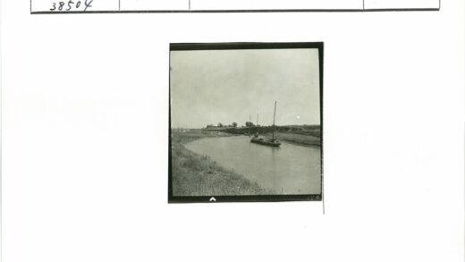 宁静河景帆船绿岸.jpg
