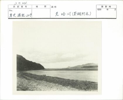 宁静河流与山脉风光.jpg