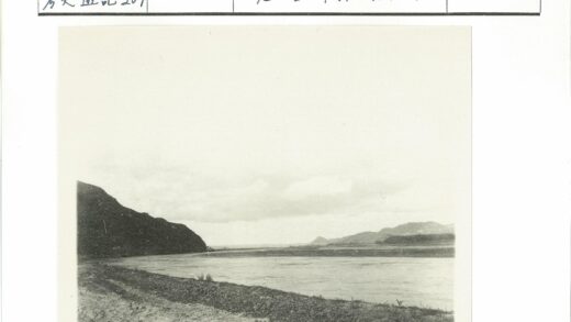 宁静河流与山脉风光.jpg