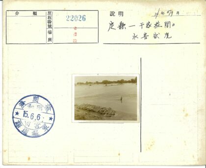 宁静河流与岩石海岸景色.jpg