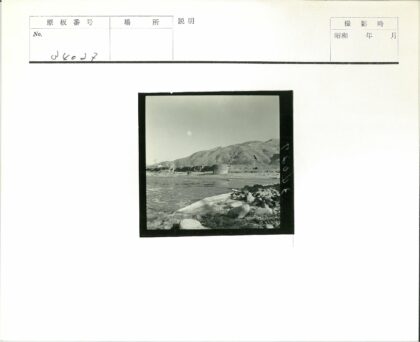 宁静河流与石砌十字架远景.jpg