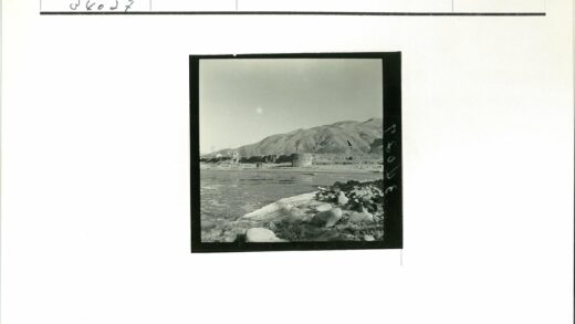 宁静河流与石砌十字架远景.jpg