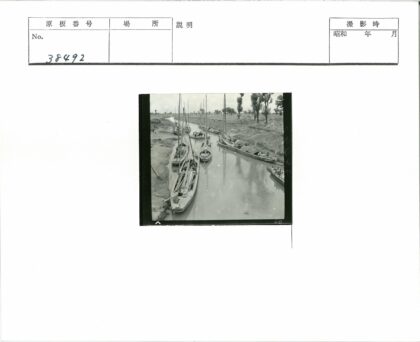 宁静河畔停泊的船只.jpg