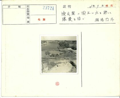 宁静河畔土屋远山风光.jpg