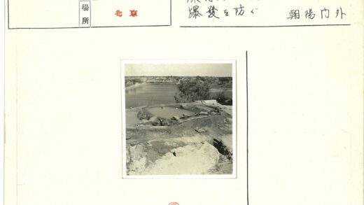 宁静河畔土屋远山风光.jpg