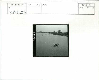 宁静河畔小划艇与村庄.jpg