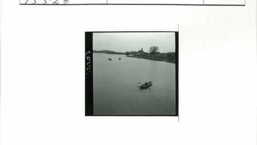 宁静河畔小划艇与村庄.jpg