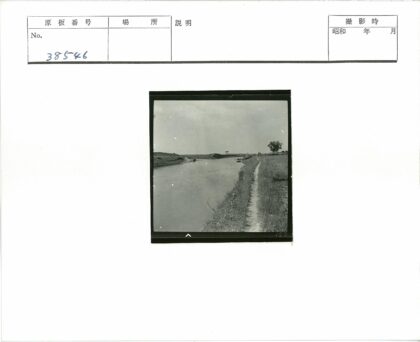 宁静河畔小船与草地.jpg