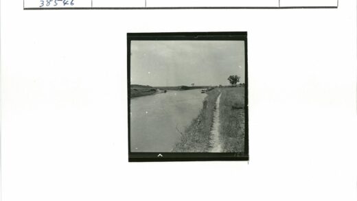 宁静河畔小船与草地.jpg