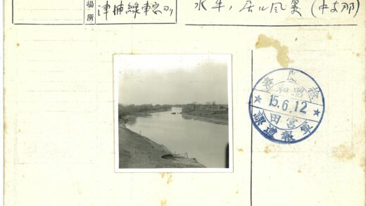 宁静河畔树影房屋.jpg