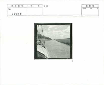 宁静河畔泛舟风光.jpg