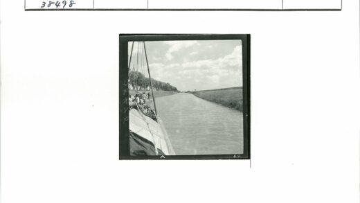 宁静河畔泛舟风光.jpg